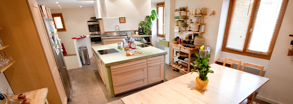 The central island of the equipped kitchen